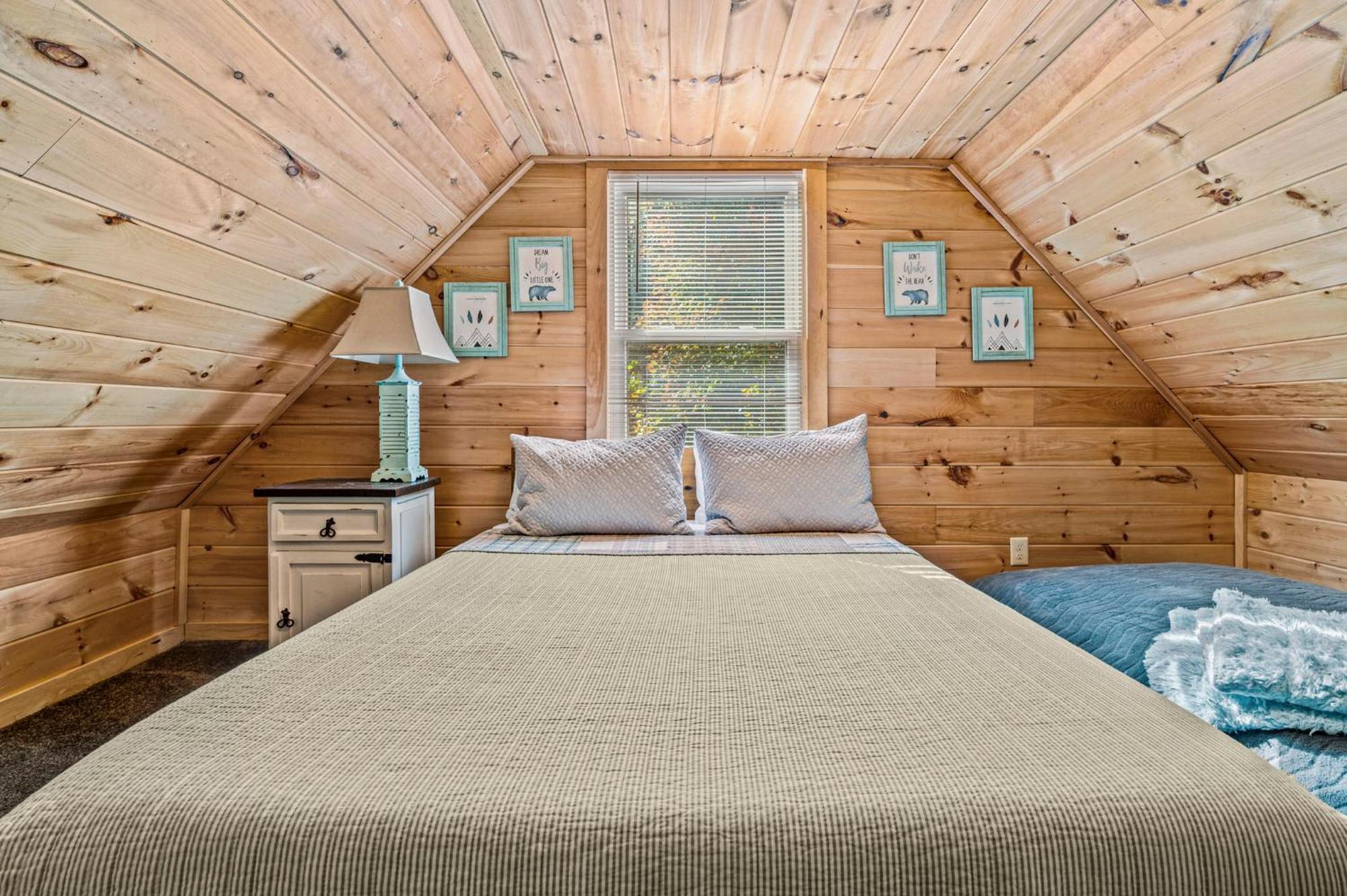 Holiday home Deals! - 10 Min To Parkway - Mt View- Hot Tub-Cozy Cabin *