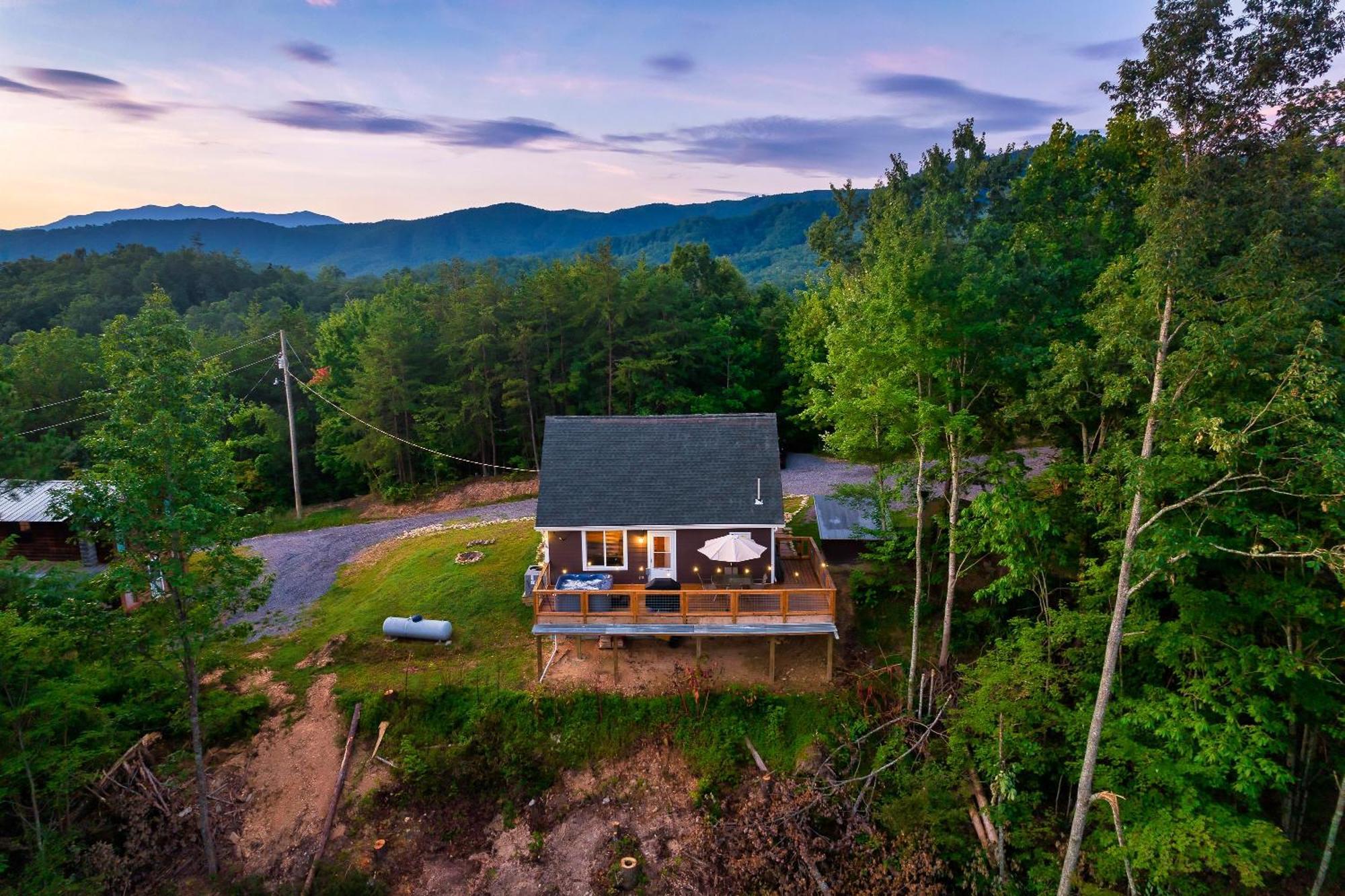 Deals! - 10 Min To Parkway - Mt View- Hot Tub-Cozy Cabin