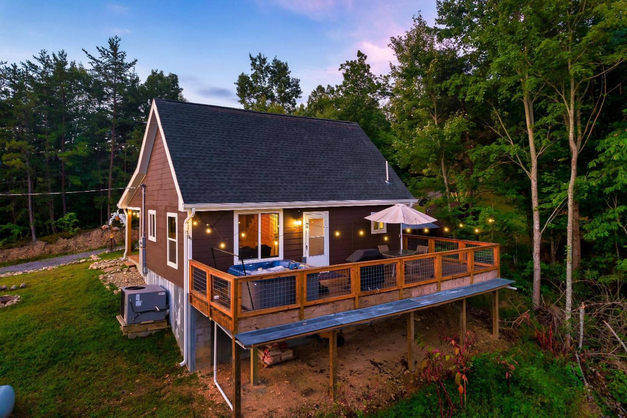 Holiday home Deals! - 10 Min To Parkway - Mt View- Hot Tub-Cozy Cabin