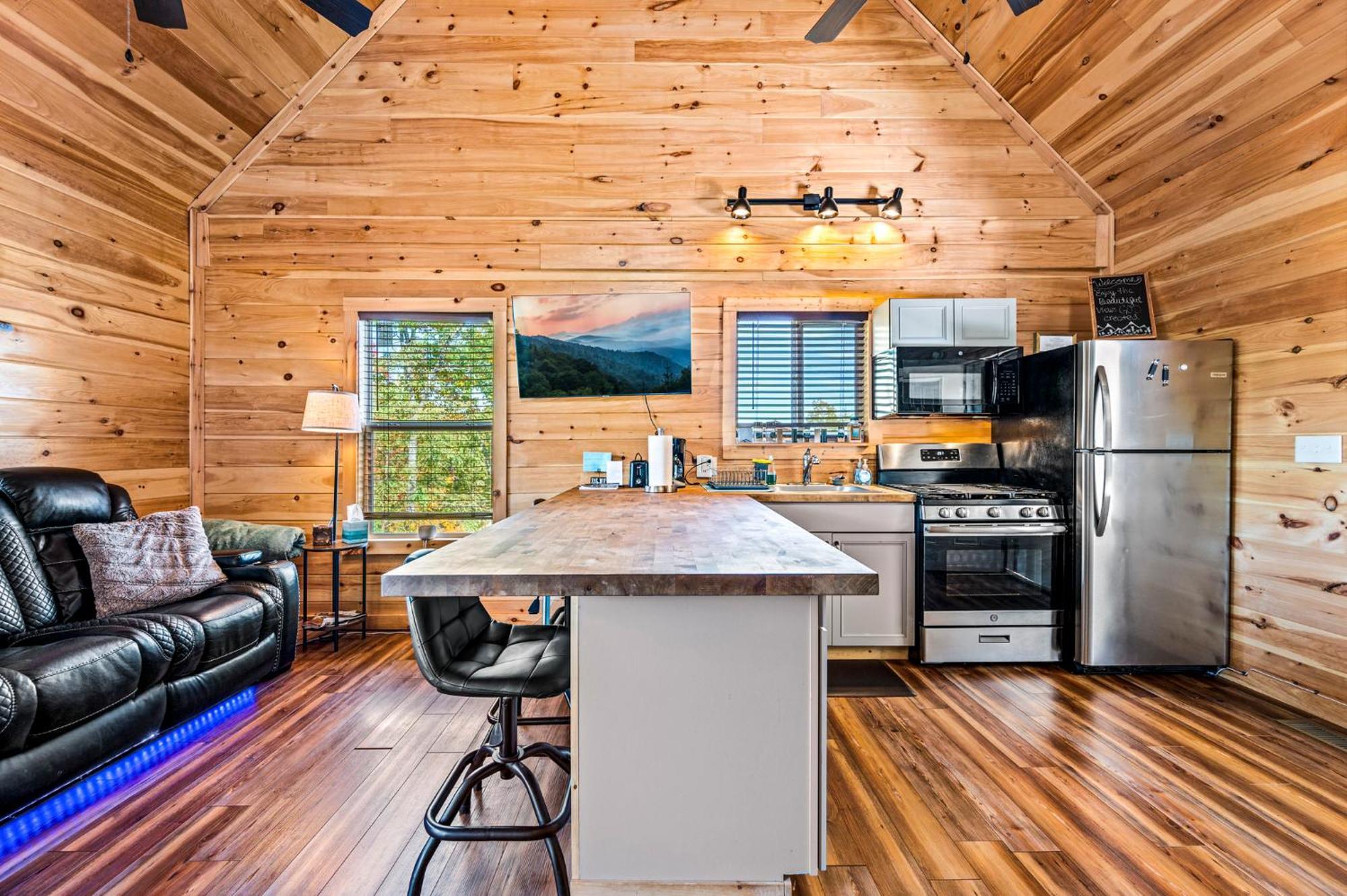 Deals! - 10 Min To Parkway - Mt View- Hot Tub-Cozy Cabin Sevierville