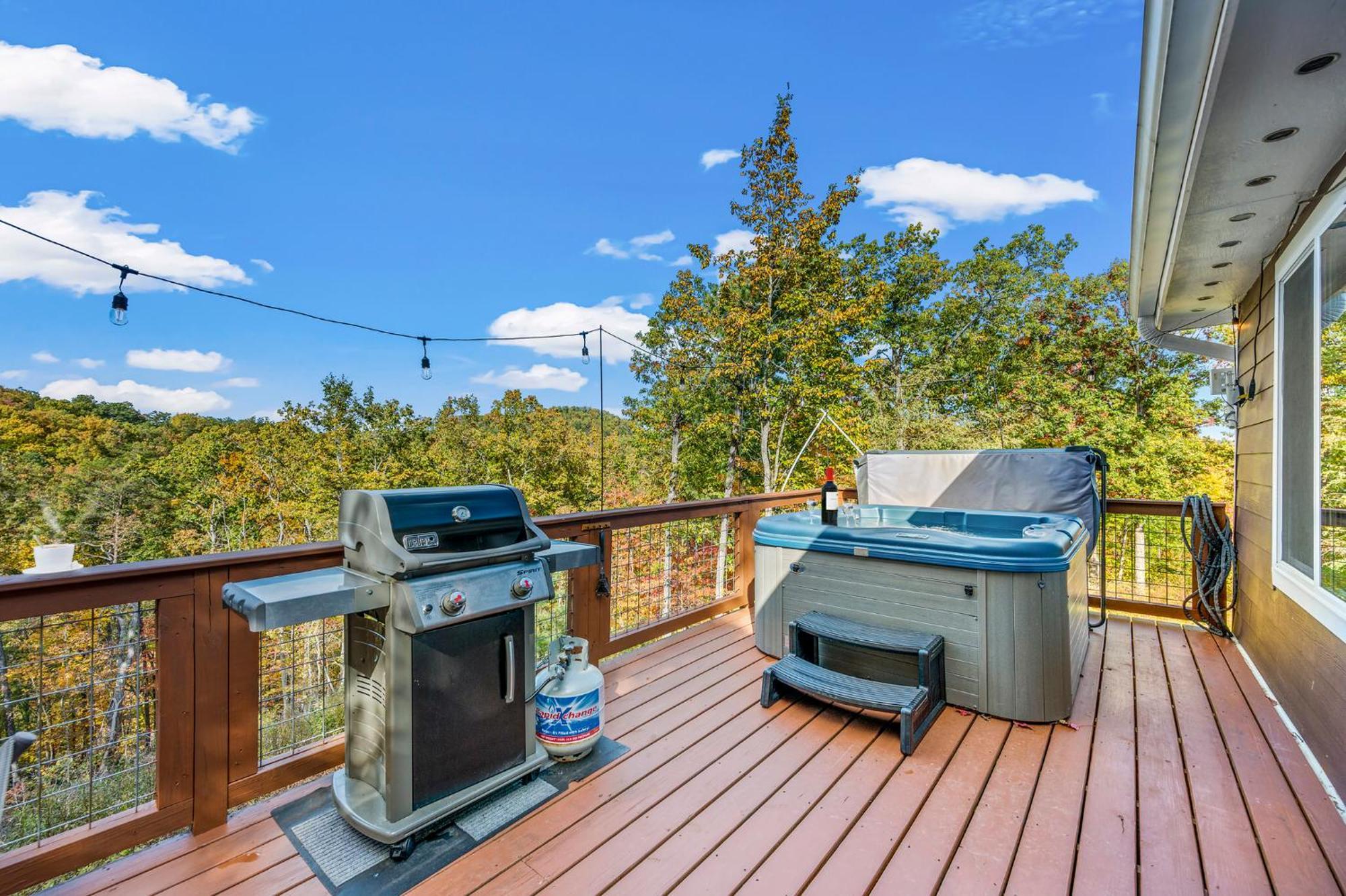 Holiday home Deals! - 10 Min To Parkway - Mt View- Hot Tub-Cozy Cabin