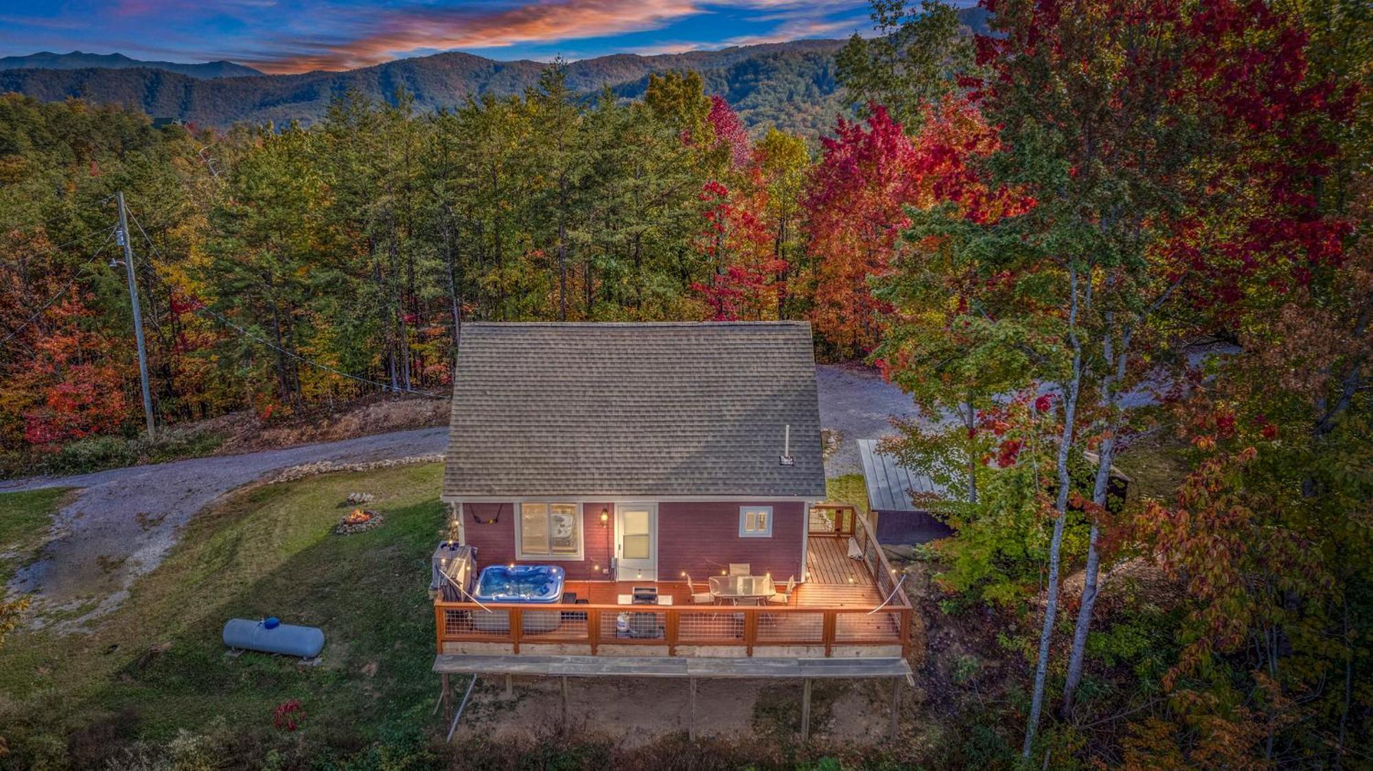 Deals! - 10 Min To Parkway - Mt View- Hot Tub-Cozy Cabin Holiday home *