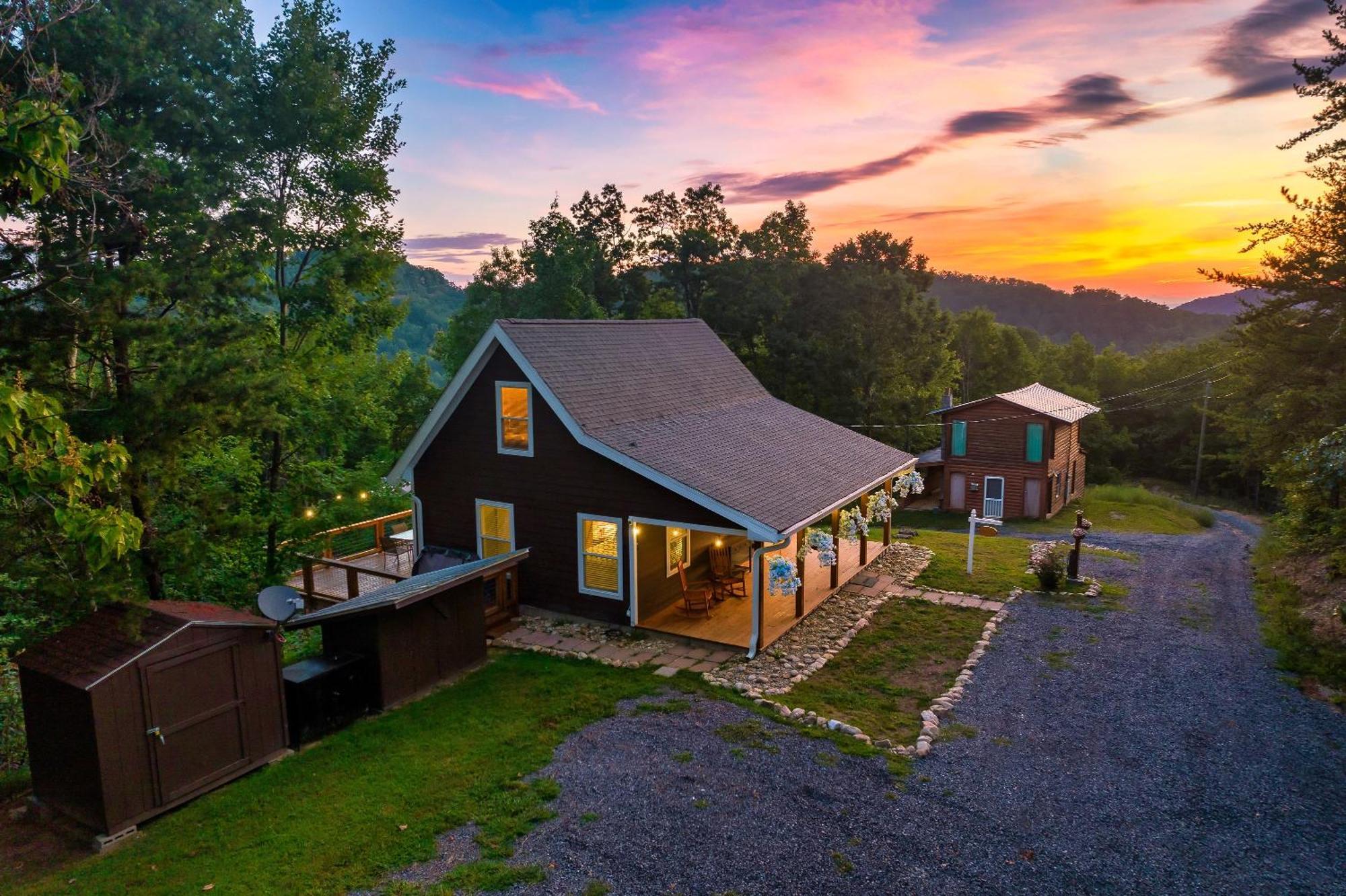 Holiday home Deals! - 10 Min To Parkway - Mt View- Hot Tub-Cozy Cabin Sevierville