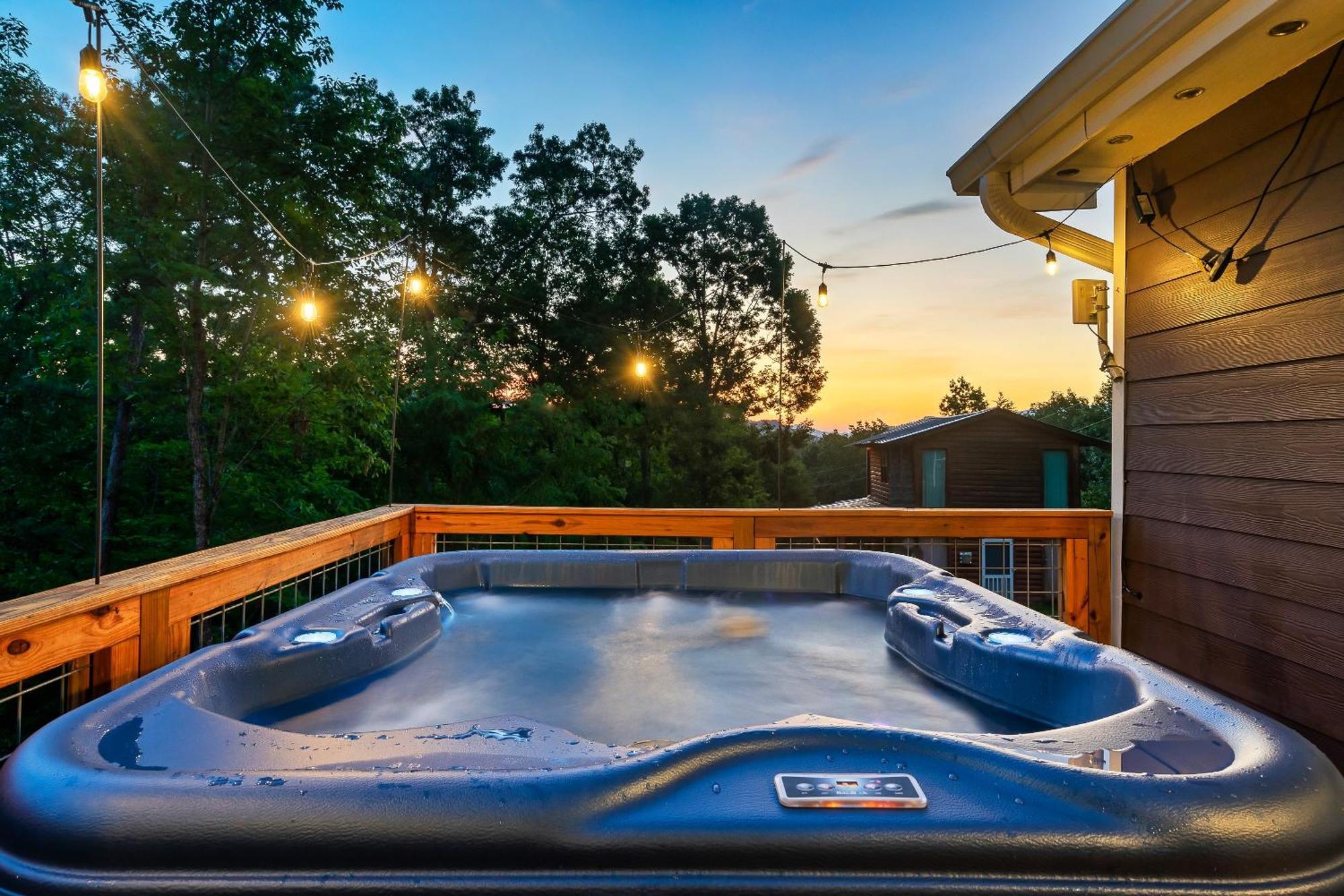 Holiday home Deals! - 10 Min To Parkway - Mt View- Hot Tub-Cozy Cabin Sevierville