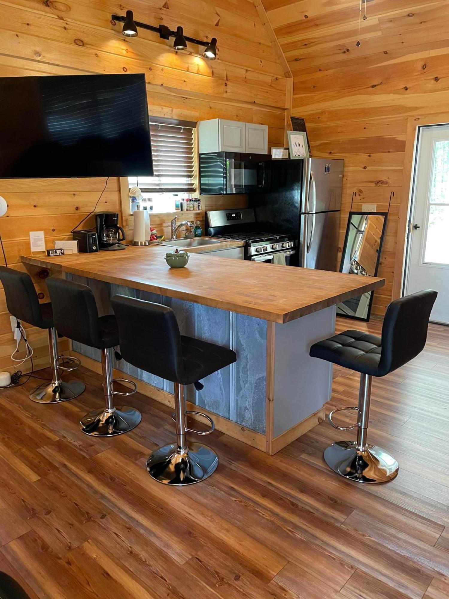 Deals! - 10 Min To Parkway - Mt View- Hot Tub-Cozy Cabin